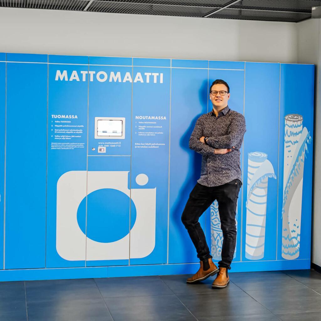 Kuva Atte Immosesta Mattomaatin edessä